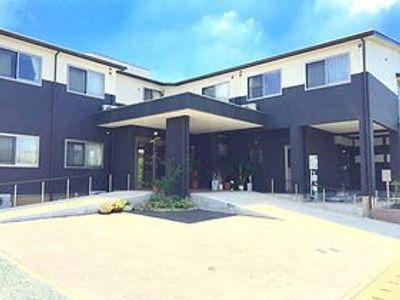 落ち着いた外観の建物