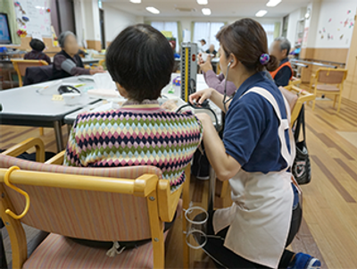 スタッフが利用者をケアする場面