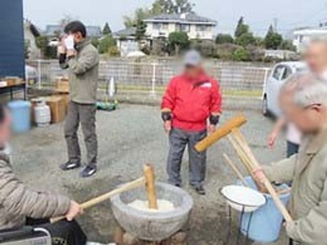 屋外での餅つき 中庭 利用者の方々が楽しむ餅つき体験です。季節のイベントとして心温まるひとときを過ごせます。