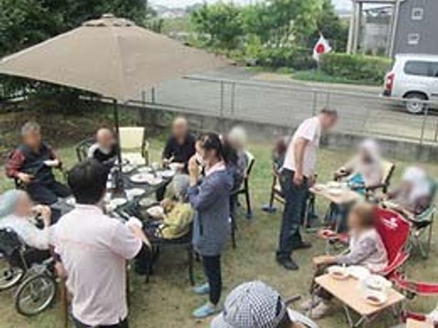 リラックスした雰囲気の庭 庭 自然に囲まれた穏やかな庭で、居住者がリラックスして過ごしています。コミュニケーションが続いています。