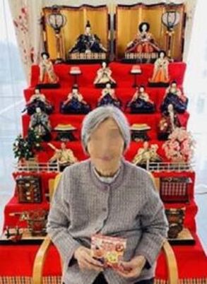 節句人形と共に過ごす高齢者