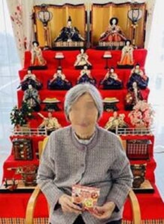 節句人形と共に過ごす高齢者
