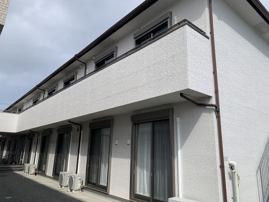 白い外壁の建物の外観