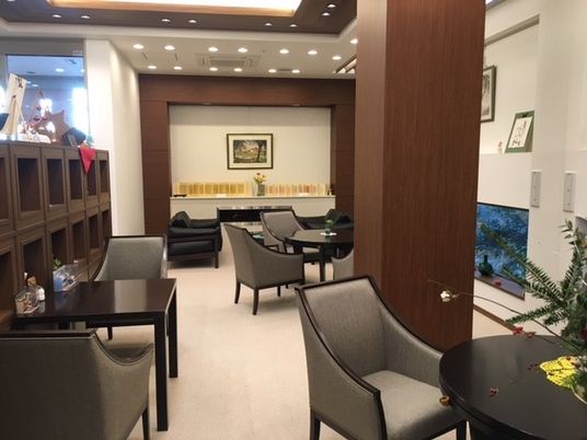 落ち着いた広めのラウンジ