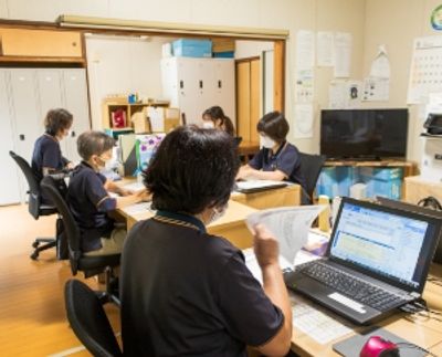 スタッフが働く様子の室内