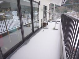 雪に覆われたバルコニー