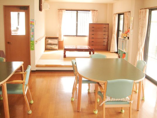 明るい共有スペースの居室