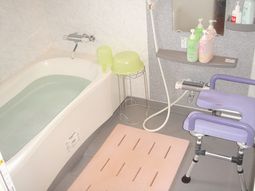 快適な設備の浴室