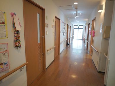 廊下の明るい様子