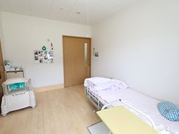 明るい居室の様子