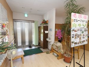 エントランスの椅子と植物