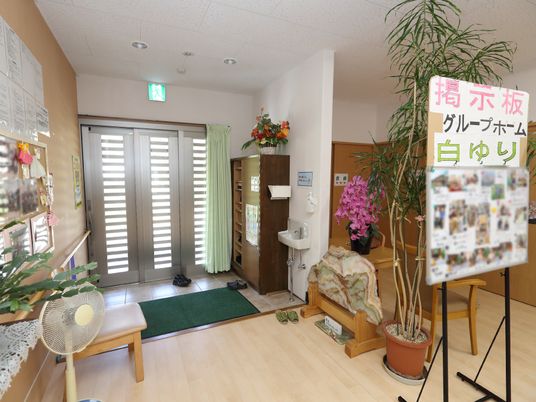 エントランスの椅子と植物