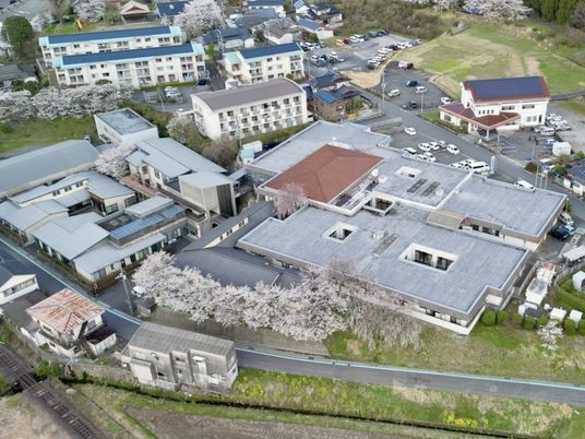 桜に囲まれた施設外観  