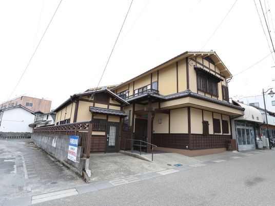 和風の外観の建物