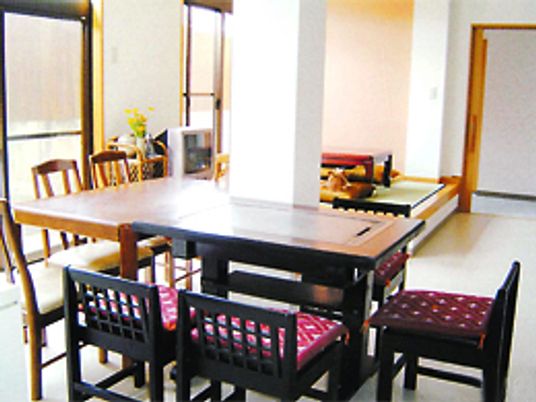 明るいダイニングと和室