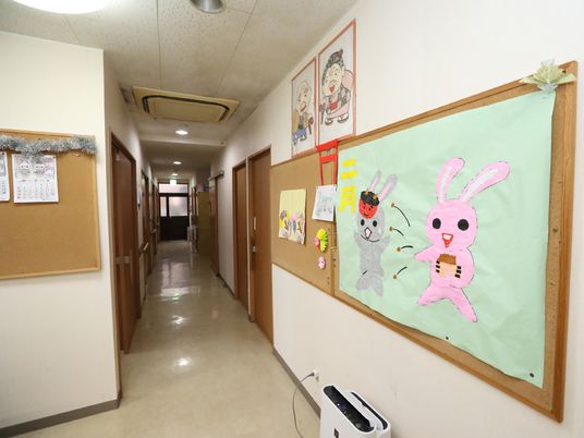 廊下に飾り付けられた掲示物