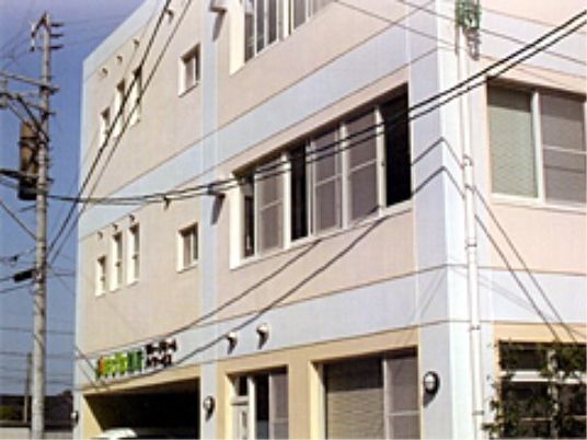 明るく広々とした施設外観