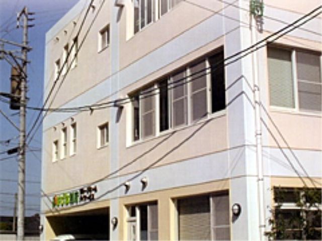 明るく広々とした施設外観 外観 明るい外観の施設で、居心地の良い職場を目指しませんか。