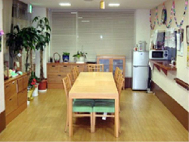 働くための明るいダイニング ダイニングルーム 明るく温もりのあるダイニングで、利用者さまと共に笑顔を作るやりがいのあるお仕事です。