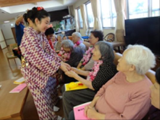 浴衣姿のスタッフと利用者