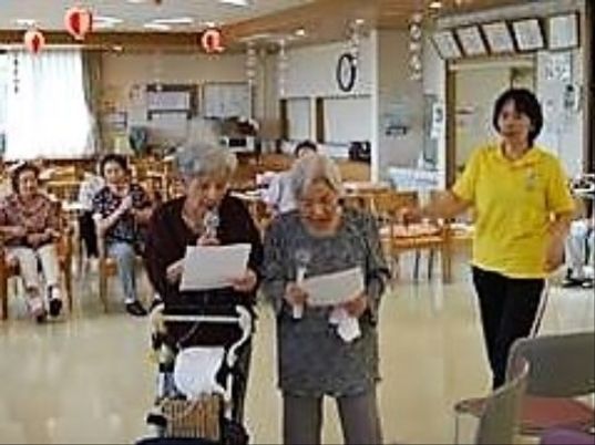 活動する人々のダイニングルーム