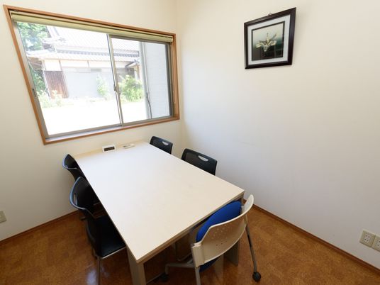 会議用テーブルのある部屋