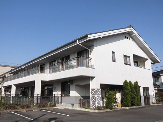 白い建物の外観  