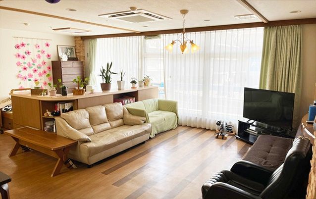 自然光が差し込むリビング