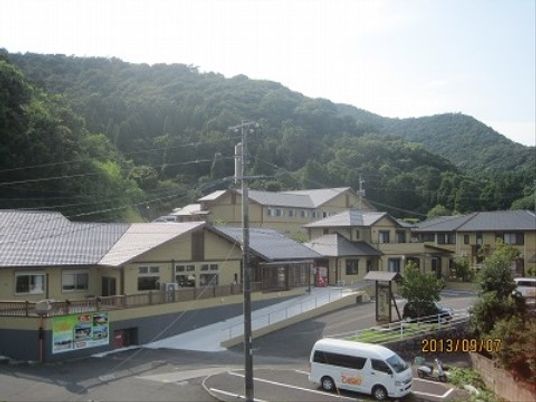 緑に囲まれた建物群