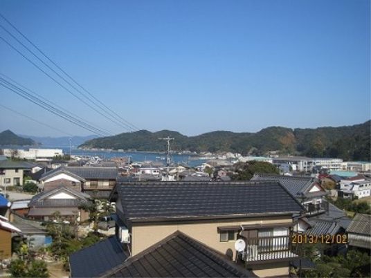 町並みと海の景色