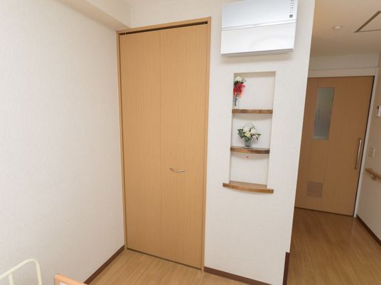 居室の切り花とクローゼット