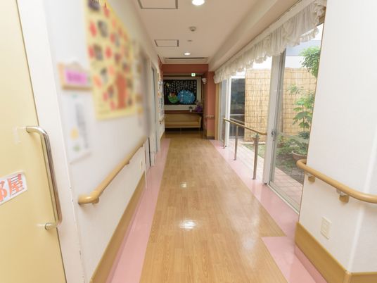 明るい廊下と庭の眺め