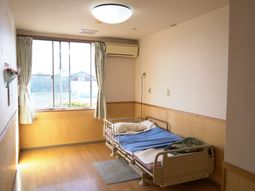 ベッドが置かれた個室