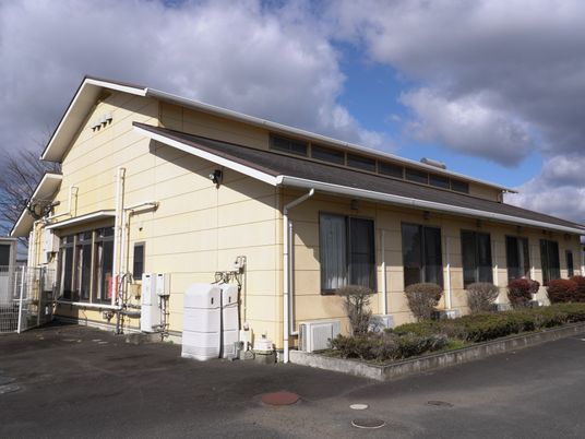 広々とした建物外観