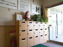 ベンチのあるエントランス