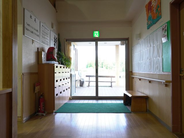 出入口前の廊下 廊下 自然光が差し込む明るい廊下です。広い空間で、安心して移動できる工夫がされています。