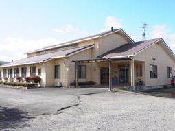 駐車場付きの建物外観