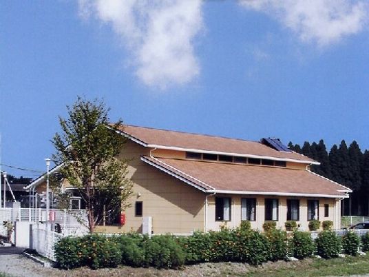 明るい一軒家風の外観