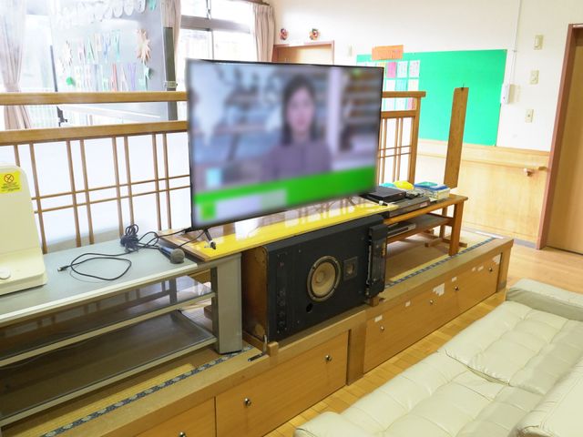 くつろぎのリビング リビング 自然光が差し込むリビングで、テレビを見ながらリラックスできます。広々とした空間で居心地が良いです。