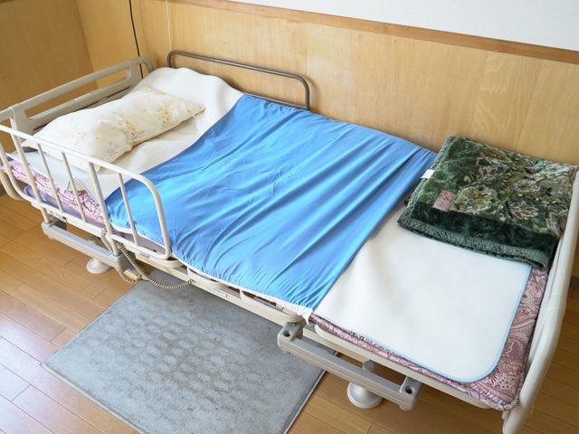 ベッド付き居室 居室 明るい光が差し込む居室には、快適なベッドが用意されています。リラックスした時間を過ごせます。