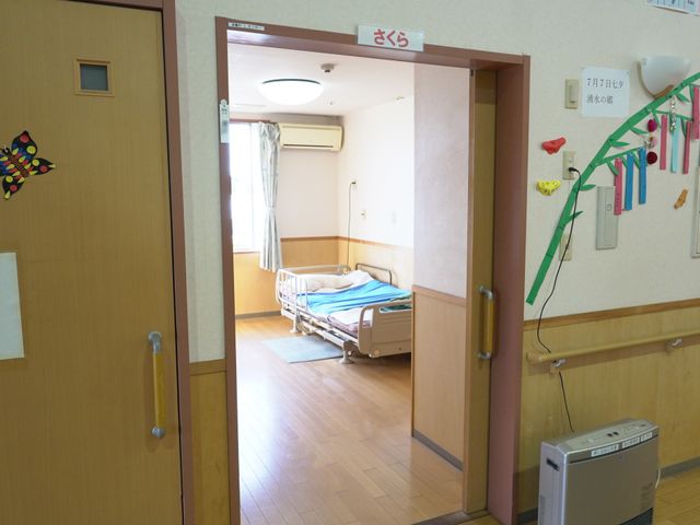 居室の入り口 居室 居室の入り口はスライドドアで、必要に応じて閉じることができます。明るい木目調の床が特徴的です。