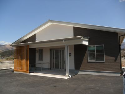 山に囲まれた外観