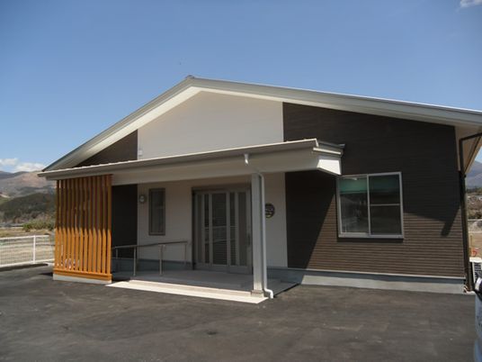 山に囲まれた外観