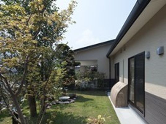緑豊かな中庭の風景