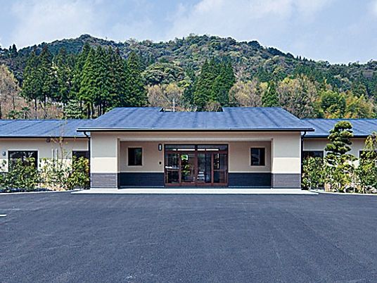 緑に囲まれた施設の外観