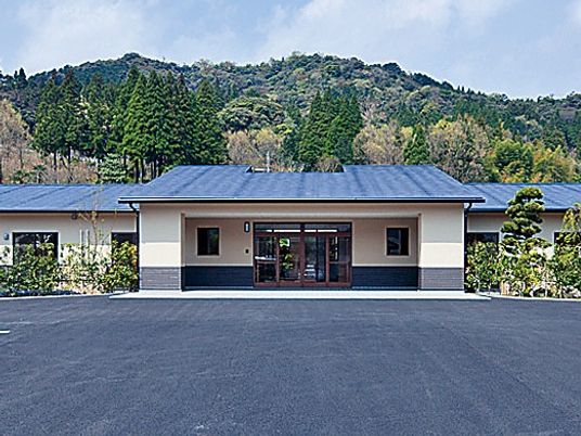 緑に囲まれた施設の外観