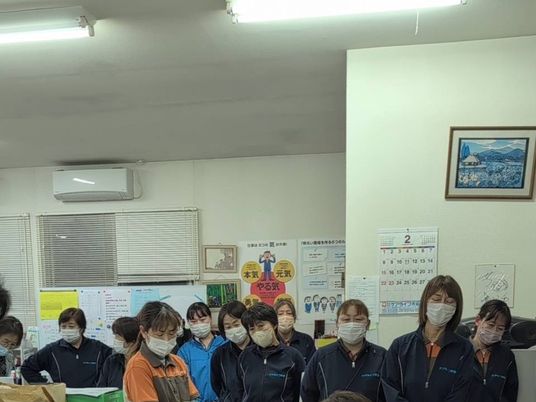 職員が並ぶ休憩室  