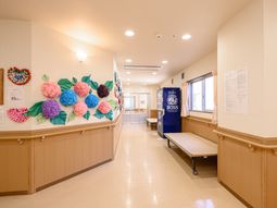 明るい廊下と掲示物