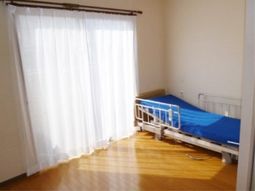 明るい居室の一角