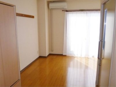 明るい広々とした居室